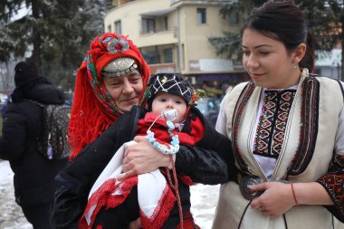 Razlog, Bulgaristan - 21 Ocak 2026: Bulgaristan 'ın Razlog kentinde yaşayanlar Babinden' i veya ebe gününü kutluyorlar. Bayram, kadınların doğum yapmasına yardım eden büyükannelere adanmıştır.