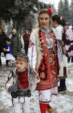 Razlog, Bulgaristan - 21 Ocak 2026: Bulgaristan 'ın Razlog kentinde yaşayanlar Babinden' i veya ebe gününü kutluyorlar. Bayram, kadınların doğum yapmasına yardım eden büyükannelere adanmıştır.