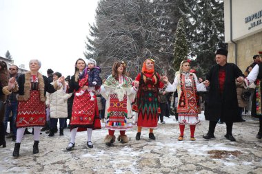 Razlog, Bulgaristan - 21 Ocak 2026: Bulgaristan 'ın Razlog kentinde yaşayanlar Babinden' i veya ebe gününü kutluyorlar. Bayram, kadınların doğum yapmasına yardım eden büyükannelere adanmıştır.