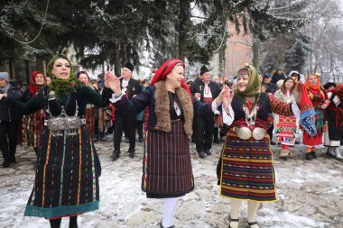 Razlog, Bulgaristan - 21 Ocak 2026: Bulgaristan 'ın Razlog kentinde yaşayanlar Babinden' i veya ebe gününü kutluyorlar. Bayram, kadınların doğum yapmasına yardım eden büyükannelere adanmıştır.