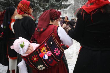 Razlog, Bulgaristan - 21 Ocak 2026: Bulgaristan 'ın Razlog kentinde yaşayanlar Babinden' i veya ebe gününü kutluyorlar. Bayram, kadınların doğum yapmasına yardım eden büyükannelere adanmıştır.