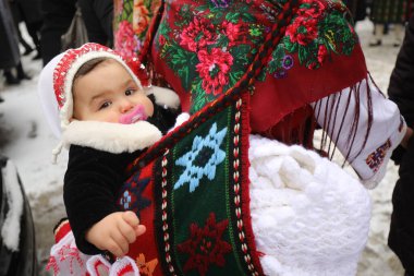 Razlog, Bulgaristan - 21 Ocak 2026: Bulgaristan 'ın Razlog kentinde yaşayanlar Babinden' i veya ebe gününü kutluyorlar. Bayram, kadınların doğum yapmasına yardım eden büyükannelere adanmıştır.