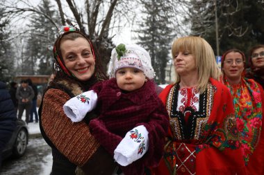 Razlog, Bulgaristan - 21 Ocak 2026: Bulgaristan 'ın Razlog kentinde yaşayanlar Babinden' i veya ebe gününü kutluyorlar. Bayram, kadınların doğum yapmasına yardım eden büyükannelere adanmıştır.