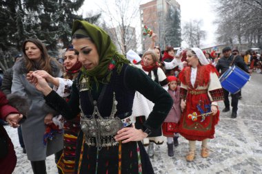 Razlog, Bulgaristan - 21 Ocak 2026: Bulgaristan 'ın Razlog kentinde yaşayanlar Babinden' i veya ebe gününü kutluyorlar. Bayram, kadınların doğum yapmasına yardım eden büyükannelere adanmıştır.