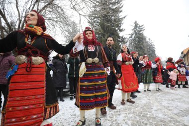 Razlog, Bulgaristan - 21 Ocak 2026: Bulgaristan 'ın Razlog kentinde yaşayanlar Babinden' i veya ebe gününü kutluyorlar. Bayram, kadınların doğum yapmasına yardım eden büyükannelere adanmıştır.