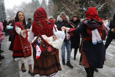 Razlog, Bulgaristan - 21 Ocak 2026: Bulgaristan 'ın Razlog kentinde yaşayanlar Babinden' i veya ebe gününü kutluyorlar. Bayram, kadınların doğum yapmasına yardım eden büyükannelere adanmıştır.