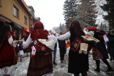 Razlog, Bulgaristan - 21 Ocak 2026: Bulgaristan 'ın Razlog kentinde yaşayanlar Babinden' i veya ebe gününü kutluyorlar. Bayram, kadınların doğum yapmasına yardım eden büyükannelere adanmıştır.