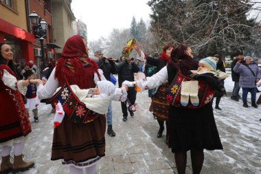 Razlog, Bulgaristan - 21 Ocak 2026: Bulgaristan 'ın Razlog kentinde yaşayanlar Babinden' i veya ebe gününü kutluyorlar. Bayram, kadınların doğum yapmasına yardım eden büyükannelere adanmıştır.