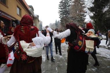 Razlog, Bulgaristan - 21 Ocak 2026: Bulgaristan 'ın Razlog kentinde yaşayanlar Babinden' i veya ebe gününü kutluyorlar. Bayram, kadınların doğum yapmasına yardım eden büyükannelere adanmıştır.