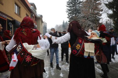 Razlog, Bulgaristan - 21 Ocak 2026: Bulgaristan 'ın Razlog kentinde yaşayanlar Babinden' i veya ebe gününü kutluyorlar. Bayram, kadınların doğum yapmasına yardım eden büyükannelere adanmıştır.