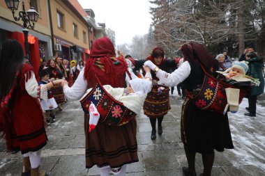 Razlog, Bulgaristan - 21 Ocak 2026: Bulgaristan 'ın Razlog kentinde yaşayanlar Babinden' i veya ebe gününü kutluyorlar. Bayram, kadınların doğum yapmasına yardım eden büyükannelere adanmıştır.