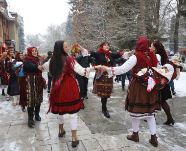 Razlog, Bulgaristan - 21 Ocak 2026: Bulgaristan 'ın Razlog kentinde yaşayanlar Babinden' i veya ebe gününü kutluyorlar. Bayram, kadınların doğum yapmasına yardım eden büyükannelere adanmıştır.