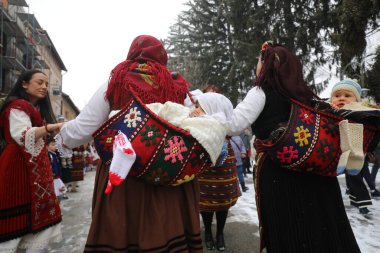 Razlog, Bulgaristan - 21 Ocak 2026: Bulgaristan 'ın Razlog kentinde yaşayanlar Babinden' i veya ebe gününü kutluyorlar. Bayram, kadınların doğum yapmasına yardım eden büyükannelere adanmıştır.