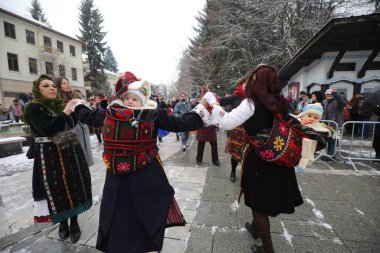 Razlog, Bulgaristan - 21 Ocak 2026: Bulgaristan 'ın Razlog kentinde yaşayanlar Babinden' i veya ebe gününü kutluyorlar. Bayram, kadınların doğum yapmasına yardım eden büyükannelere adanmıştır.