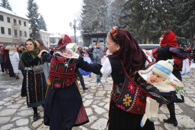 Razlog, Bulgaristan - 21 Ocak 2026: Bulgaristan 'ın Razlog kentinde yaşayanlar Babinden' i veya ebe gününü kutluyorlar. Bayram, kadınların doğum yapmasına yardım eden büyükannelere adanmıştır.