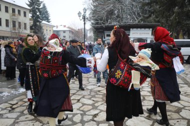 Razlog, Bulgaristan - 21 Ocak 2026: Bulgaristan 'ın Razlog kentinde yaşayanlar Babinden' i veya ebe gününü kutluyorlar. Bayram, kadınların doğum yapmasına yardım eden büyükannelere adanmıştır.
