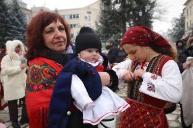 Razlog, Bulgaristan - 21 Ocak 2026: Bulgaristan 'ın Razlog kentinde yaşayanlar Babinden' i veya ebe gününü kutluyorlar. Bayram, kadınların doğum yapmasına yardım eden büyükannelere adanmıştır.