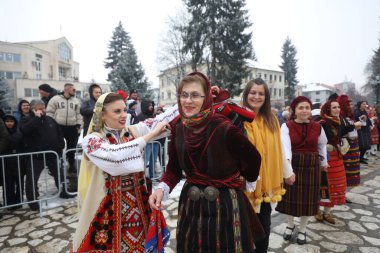 Razlog, Bulgaristan - 21 Ocak 2026: Bulgaristan 'ın Razlog kentinde yaşayanlar Babinden' i veya ebe gününü kutluyorlar. Bayram, kadınların doğum yapmasına yardım eden büyükannelere adanmıştır.