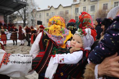 Razlog, Bulgaristan - 21 Ocak 2026: Bulgaristan 'ın Razlog kentinde yaşayanlar Babinden' i veya ebe gününü kutluyorlar. Bayram, kadınların doğum yapmasına yardım eden büyükannelere adanmıştır.