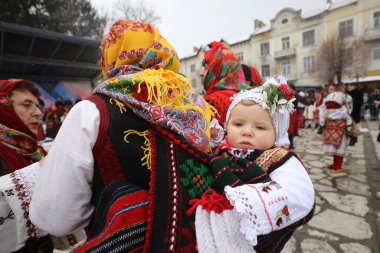 Razlog, Bulgaristan - 21 Ocak 2026: Bulgaristan 'ın Razlog kentinde yaşayanlar Babinden' i veya ebe gününü kutluyorlar. Bayram, kadınların doğum yapmasına yardım eden büyükannelere adanmıştır.