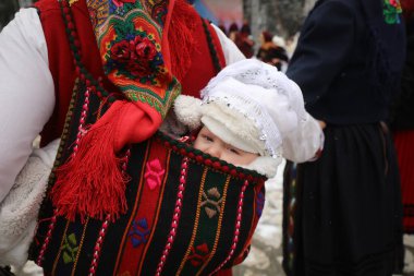 Razlog, Bulgaristan - 21 Ocak 2026: Bulgaristan 'ın Razlog kentinde yaşayanlar Babinden' i veya ebe gününü kutluyorlar. Bayram, kadınların doğum yapmasına yardım eden büyükannelere adanmıştır.