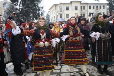 Razlog, Bulgaristan - 21 Ocak 2026: Bulgaristan 'ın Razlog kentinde yaşayanlar Babinden' i veya ebe gününü kutluyorlar. Bayram, kadınların doğum yapmasına yardım eden büyükannelere adanmıştır.