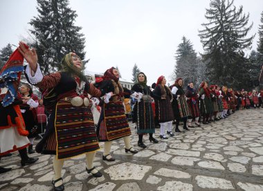 Razlog, Bulgaristan - 21 Ocak 2026: Bulgaristan 'ın Razlog kentinde yaşayanlar Babinden' i veya ebe gününü kutluyorlar. Bayram, kadınların doğum yapmasına yardım eden büyükannelere adanmıştır.