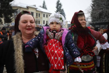 Razlog, Bulgaristan - 21 Ocak 2026: Bulgaristan 'ın Razlog kentinde yaşayanlar Babinden' i veya ebe gününü kutluyorlar. Bayram, kadınların doğum yapmasına yardım eden büyükannelere adanmıştır.