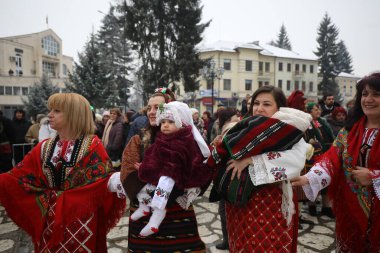 Razlog, Bulgaristan - 21 Ocak 2026: Bulgaristan 'ın Razlog kentinde yaşayanlar Babinden' i veya ebe gününü kutluyorlar. Bayram, kadınların doğum yapmasına yardım eden büyükannelere adanmıştır.