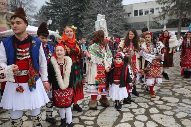Razlog, Bulgaristan - 21 Ocak 2026: Bulgaristan 'ın Razlog kentinde yaşayanlar Babinden' i veya ebe gününü kutluyorlar. Bayram, kadınların doğum yapmasına yardım eden büyükannelere adanmıştır.