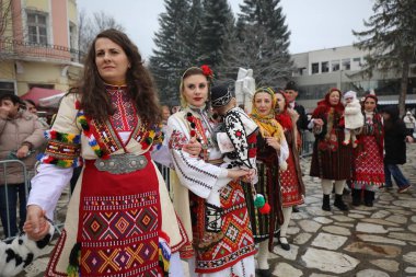 Razlog, Bulgaristan - 21 Ocak 2026: Bulgaristan 'ın Razlog kentinde yaşayanlar Babinden' i veya ebe gününü kutluyorlar. Bayram, kadınların doğum yapmasına yardım eden büyükannelere adanmıştır.