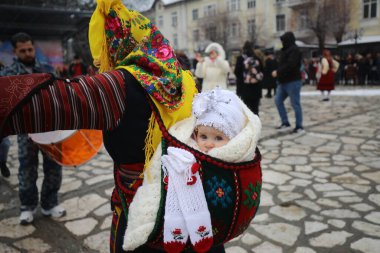 Razlog, Bulgaristan - 21 Ocak 2026: Bulgaristan 'ın Razlog kentinde yaşayanlar Babinden' i veya ebe gününü kutluyorlar. Bayram, kadınların doğum yapmasına yardım eden büyükannelere adanmıştır.