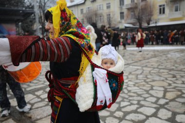 Razlog, Bulgaristan - 21 Ocak 2026: Bulgaristan 'ın Razlog kentinde yaşayanlar Babinden' i veya ebe gününü kutluyorlar. Bayram, kadınların doğum yapmasına yardım eden büyükannelere adanmıştır.
