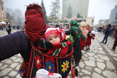 Razlog, Bulgaristan - 21 Ocak 2026: Bulgaristan 'ın Razlog kentinde yaşayanlar Babinden' i veya ebe gününü kutluyorlar. Bayram, kadınların doğum yapmasına yardım eden büyükannelere adanmıştır.