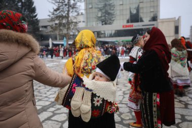 Razlog, Bulgaristan - 21 Ocak 2026: Bulgaristan 'ın Razlog kentinde yaşayanlar Babinden' i veya ebe gününü kutluyorlar. Bayram, kadınların doğum yapmasına yardım eden büyükannelere adanmıştır.