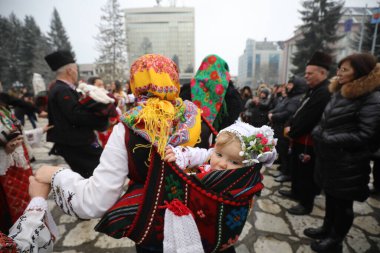 Razlog, Bulgaristan - 21 Ocak 2026: Bulgaristan 'ın Razlog kentinde yaşayanlar Babinden' i veya ebe gününü kutluyorlar. Bayram, kadınların doğum yapmasına yardım eden büyükannelere adanmıştır.