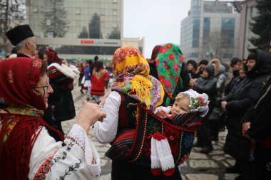 Razlog, Bulgaristan - 21 Ocak 2026: Bulgaristan 'ın Razlog kentinde yaşayanlar Babinden' i veya ebe gününü kutluyorlar. Bayram, kadınların doğum yapmasına yardım eden büyükannelere adanmıştır.