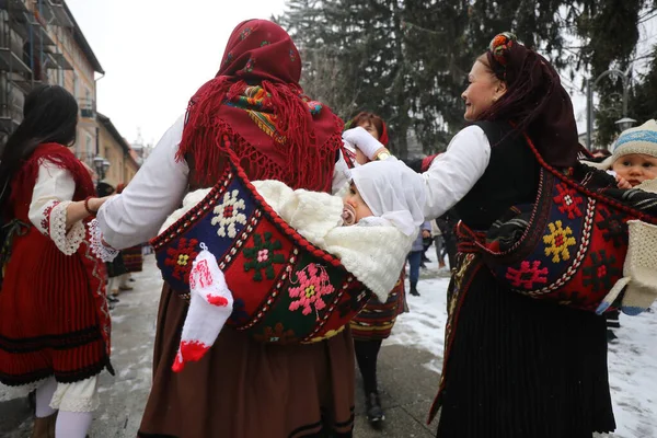 Razlog, Bulgaristan - 21 Ocak 2026: Bulgaristan 'ın Razlog kentinde yaşayanlar Babinden' i veya ebe gününü kutluyorlar. Bayram, kadınların doğum yapmasına yardım eden büyükannelere adanmıştır.