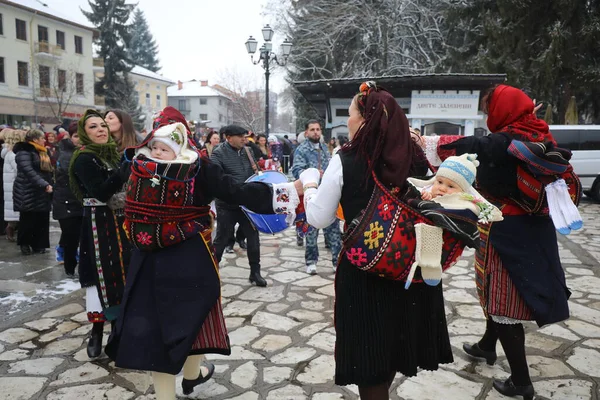 Razlog, Bulgaristan - 21 Ocak 2026: Bulgaristan 'ın Razlog kentinde yaşayanlar Babinden' i veya ebe gününü kutluyorlar. Bayram, kadınların doğum yapmasına yardım eden büyükannelere adanmıştır.