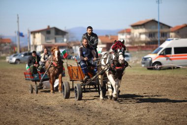 Bulgaristan 'ın Sofya kenti yakınlarındaki Chepintsi köyü - 28 Şubat 2026: Bulgaristan' ın Sofya kentinde At Paskalyası olarak da bilinen geleneksel Todorov Den bayramı kutlamaları sırasında Bulgarlar atlarına biniyorlar.