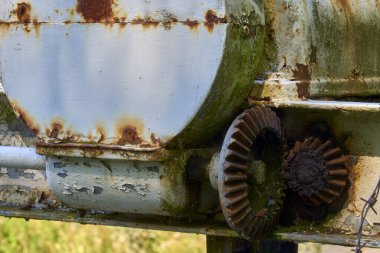 Kaldırma mekanizmasındaki eski paslı dişliler.