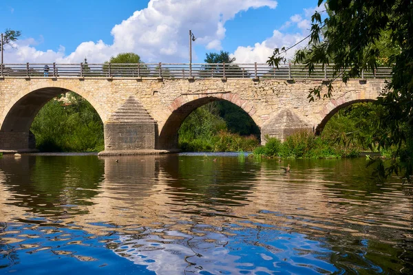 Beau Vieux Pont Sur Une Rivière Calme Par Une Journée — Photo