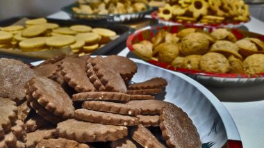 Gece kurabiyelerini yakın plan işleme hazır, arka planda diğer çerezler, Noel hazırlığı