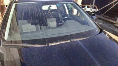 Tozlu siyah bir araba manzarası, yağmurdan sonraki toprak, tozlu ön cam, fotoğraf.