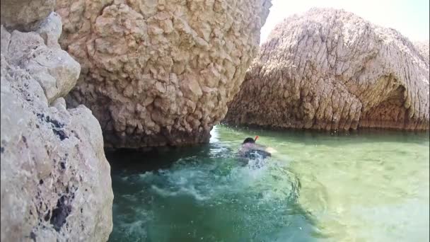 Vista Hombre Buceando Turista Buscado Por Hermosa Playa Beritnica Croacia — Vídeo de stock