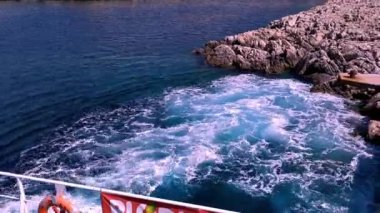 Hırvatistan 'ın Pag adasından kalkan limandan kalkan feribottan, eğimli limandan kalkan görüntüler 