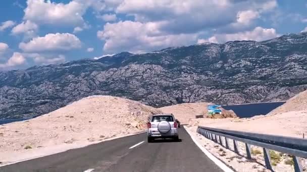 Pemandangan Sebuah Mobil Yang Mengemudi Sepanjang Jalan Pulau Pag Kroasia — Stok Video