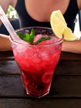 Uherske Hradiste, Czech Cumhuriyeti, 06.21.2021 Bir yaz günü restoranın bahçesinde mojito dolu çiğ damlalarının yakın plan görüntüsü, arka planda oturan bir kız, pohoto