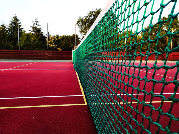 Närbild Ett Tennisnät Tennisbana Vacker Sommardag Med Ett Trästaket Och — Stockfoto