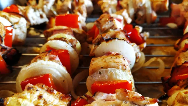 Vista Cerca Pinchos Pollo Parrilla Con Verduras Una Bandeja Para — Foto de Stock